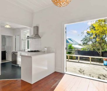 Villa within heart of Kingsland - Photo 1