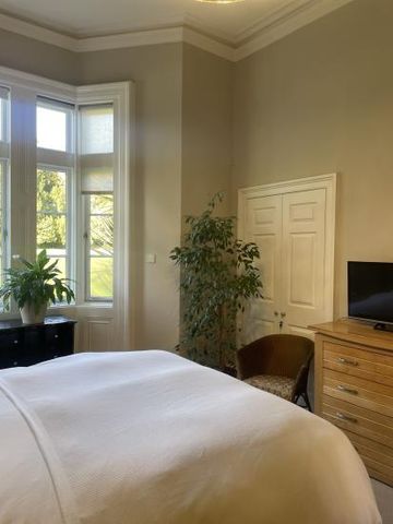 Large bedroom with private shower room, Free parking & health club facilities - Photo 3