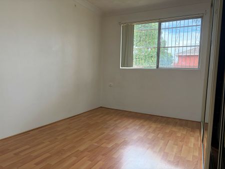 GROUND FLOOR UNIT - PRIME LOCATION! - Photo 3