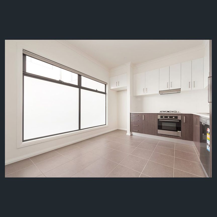 Stylish Townhouse in A1 Location ! - Photo 1