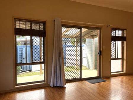Two-storey Townhouse in the heart of Byron - Photo 2