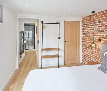 Golden Lion Bank - Photo 6