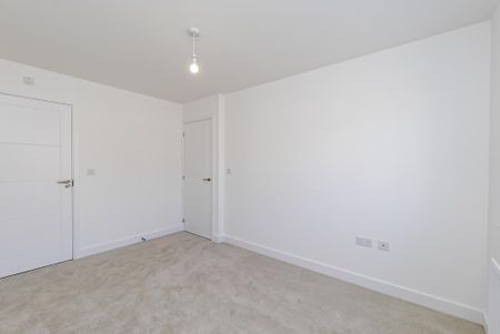 4 bedroom semi-detached house to rent - Photo 5