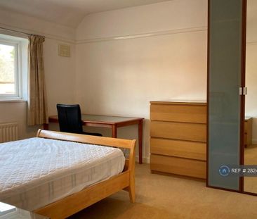 4 bedroom semi-detached house to rent - Photo 3