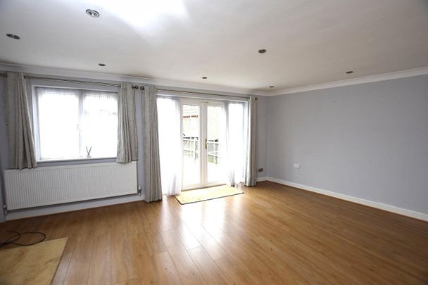 3 bedroom House To Let Total Size: 1045 SQ FT - Photo 1