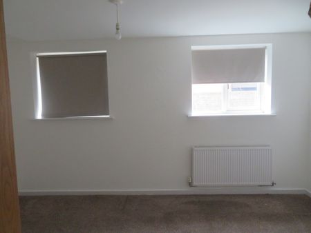 Exeter Street, Deeplish, Rochdale, OL11 - Photo 2