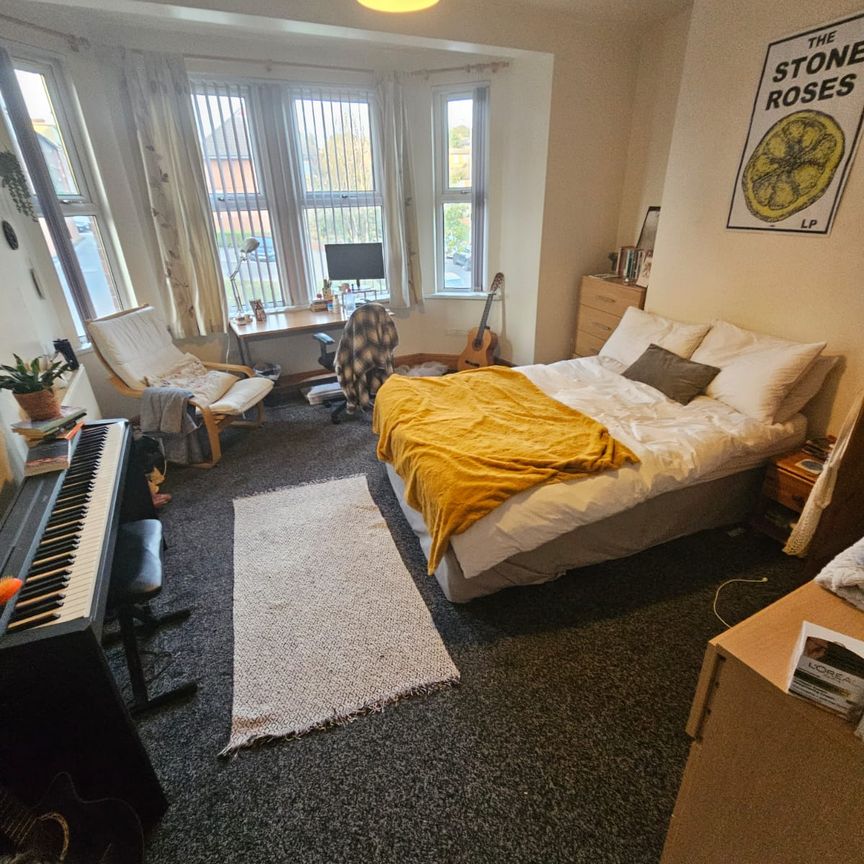 8 Bed - 1 Hill Top Street, Hyde Park, Leeds - LS6 1NW - Student - Photo 1