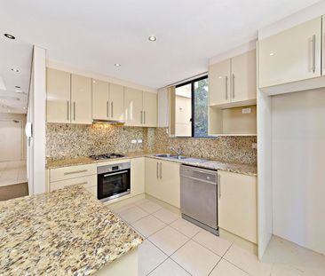 Oversized Ground-Floor Apartment with Large Courtyard in a Quiet Tr... - Photo 4