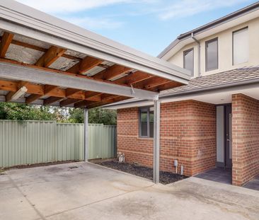 Great Location – Stylish Townhouse Living - Photo 2