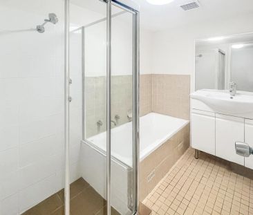 QUIET & UPDATED APARTMENT! - Photo 4