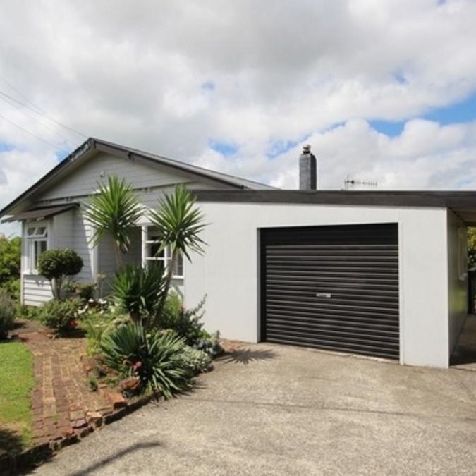 Three bedroom bungalow - Photo 1