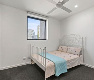 Beautiful Two-Bedroom Apartment with Urban Elegance! - Photo 4