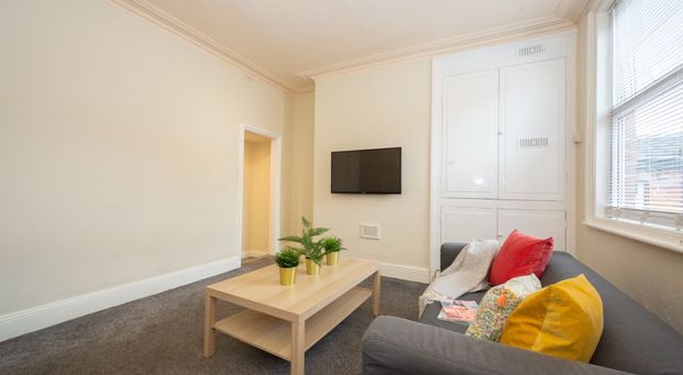 24 Chestnut Avenue, Hyde Park, Leeds, LS6 1BA - Photo 1