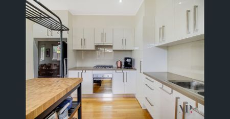 Contemporary Comfort and Everyday Convenience - Photo 3