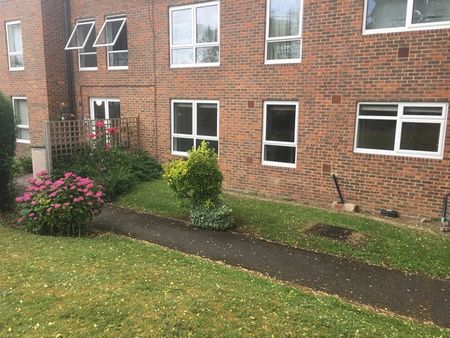 Spacious 1 Bedroom Flat in Prime Location, Worcester Park - Photo 3