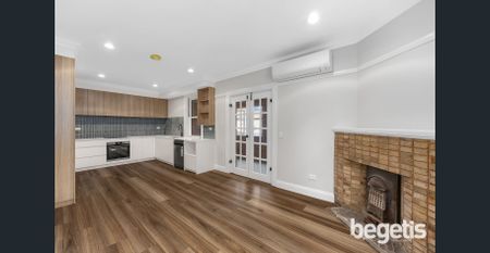 SUPERB ART DECO IN SECURE BOUTIQUE SETTING ONLY MOMENTS TO SHOPPING MALL & STATION - Photo 4