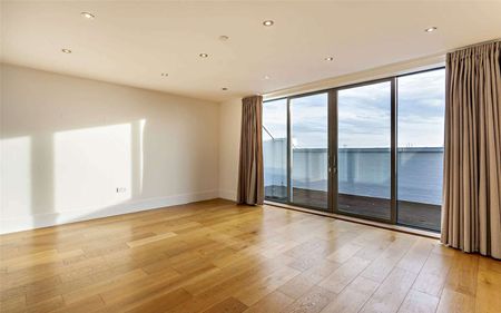 Luxury three bedroom duplex apartment a minute away from the station - Photo 4