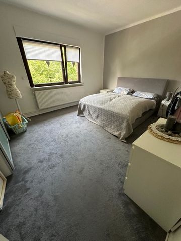 Geräumige 4-Zimmer-Wohnung mit Terrasse, Gartenhütte, Einbauküche und begehbarem Kleiderschrank im Hansaviertel! - Photo 2