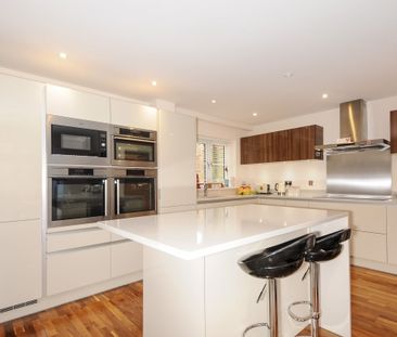 5 bedroom detached house to rent - Photo 2