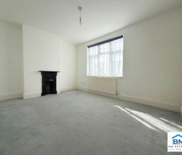 3 Bedroom Terraced - Photo 2