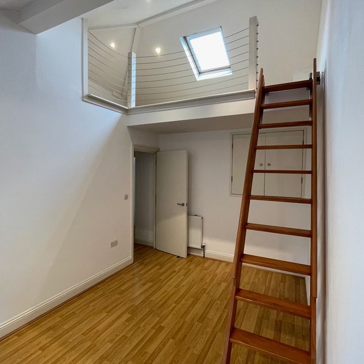 2 Bed Flat, Railway Side, SW13 - Photo 1