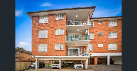 Top-Floor Apartment Offering Light, Space & Unmatched Convenience - Photo 3