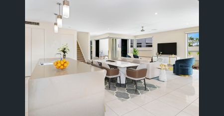 Move-in Ready, Timeless and Exceptional Two-Storey Waterfront Family Home - Photo 3