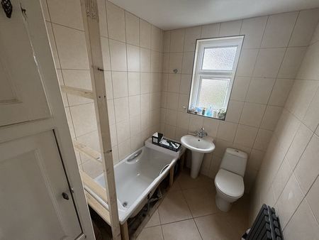 3 Bed Detached House, Elm Park Road, SE25 - Photo 4