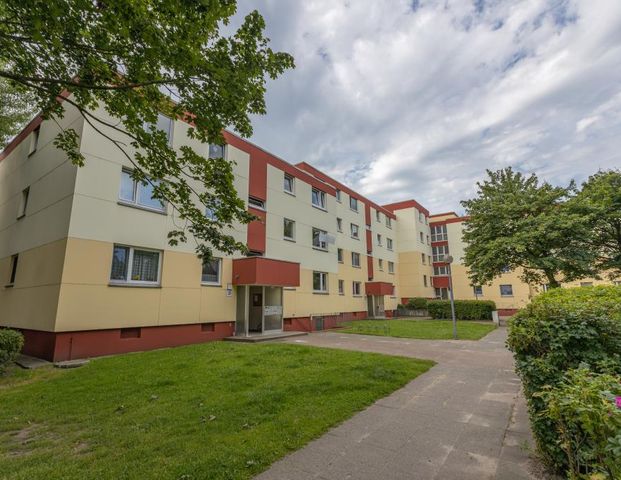 großzügig geschnittene 3-Zimmer Erdgeschosswohnung mir Balkon - Photo 1