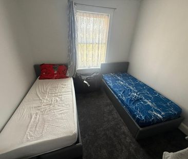 Room in a Shared House, Eversleigh Road, E6 - Photo 3