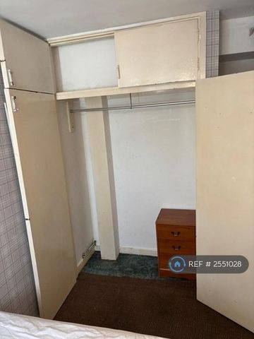 1 bedroom in a flat share to rent - Photo 2