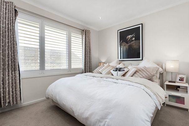 Sylish, Spacious and Perfectly Positioned - Photo 1