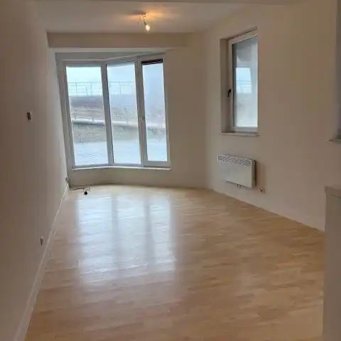 Ongemeubeld gelijkvloers appartement met 2 slaapkamers, vlak aan zee - Foto 1
