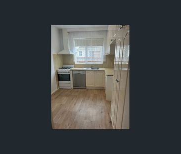 Beautifully presented Ground floor with an abundance of natural light! - Photo 3