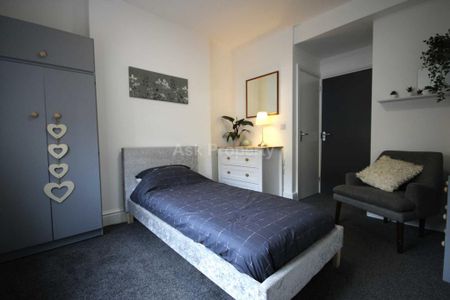 1 bedroom in a house share to rent - Photo 2