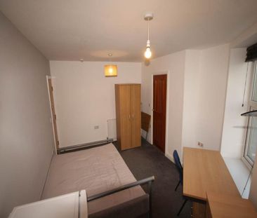 1 bedroom in a house share to rent - Photo 2