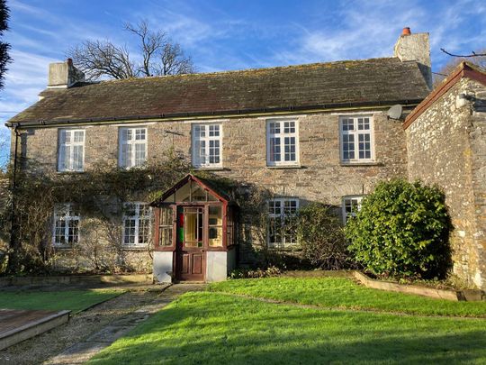 Five bed detached house to rent, Launceston, PL15 - Photo 1