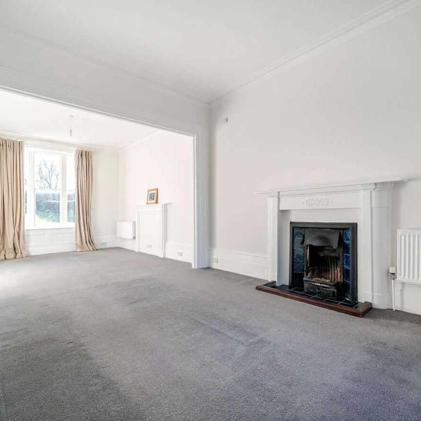 A stunning Grade II Listed Victorian house with a sweeping carriage driveway. - Photo 1