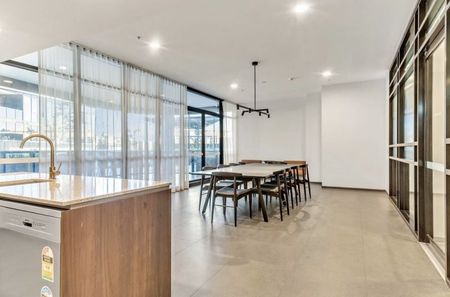 Modern Two-Bedroom Apartment in a Prime Location - Photo 3