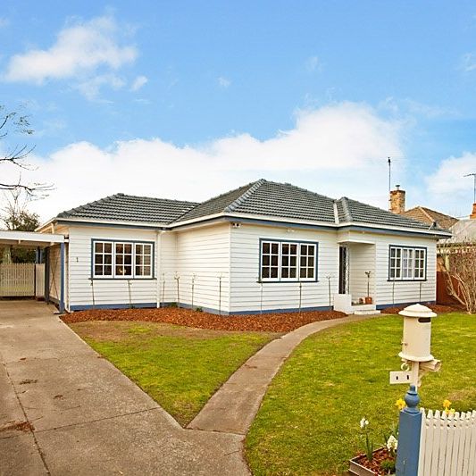 GREAT SIZE FAMILY HOME! - Photo 1