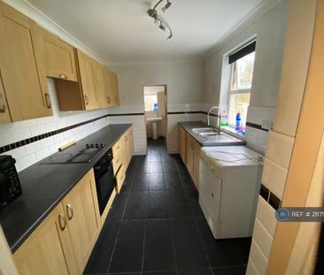 3 bedroom semi-detached house to rent - Photo 6