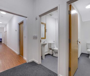 6 bedroom detached house to rent - Photo 2