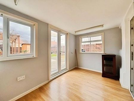 Gainsborough Avenue, Tilbury, RM18 - Photo 2