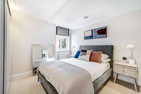 Elegant Three-Bedroom Mews Apartment with Impressive Living Space and Private Entrance. - Photo 2