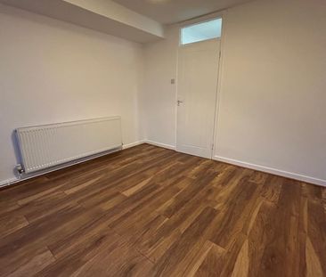 3 Bed Flat, Yates Court, NW2 - Photo 3