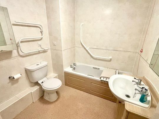 2 bedroom retirement property to rent - Photo 1