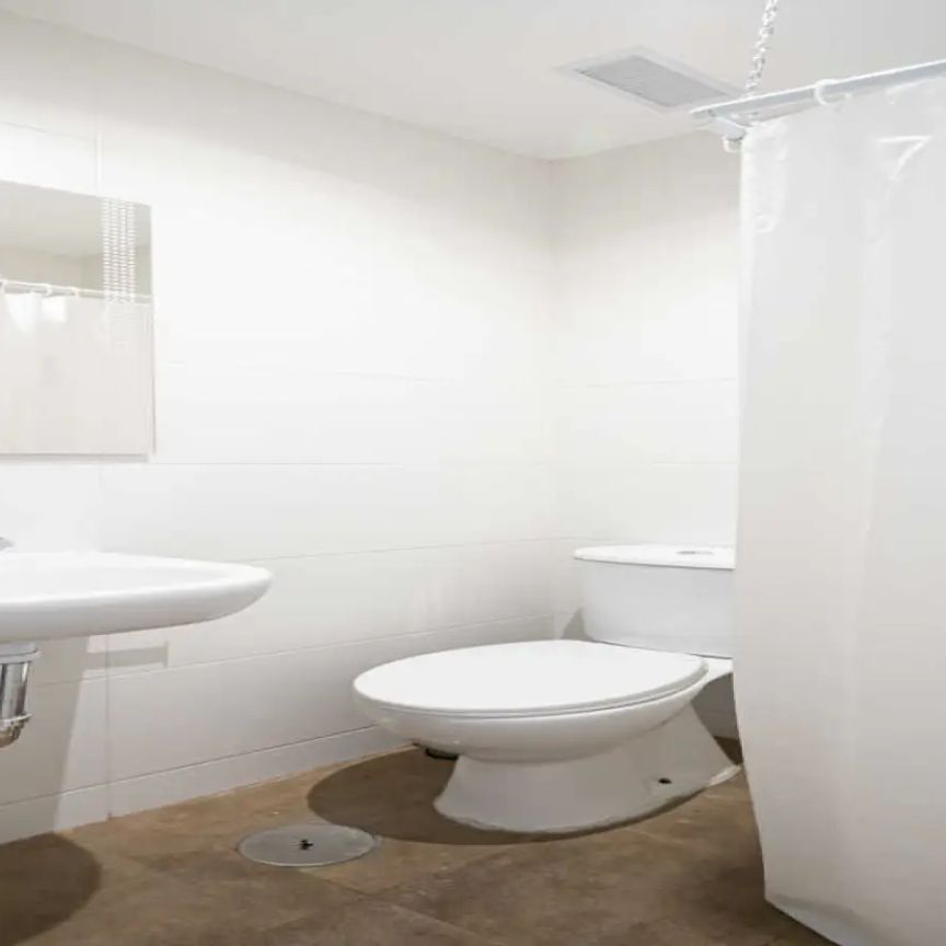 Room in a shared 68-bedroom apartment for rent in Justicia, Madrid. - Photo 1