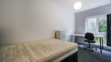 8 bedroom end of terrace house to rent - Photo 3