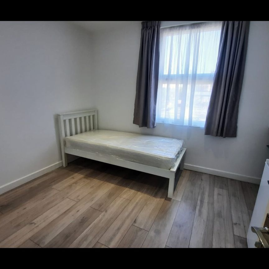 Studio Flat, Rushey Green, SE6 - Photo 1