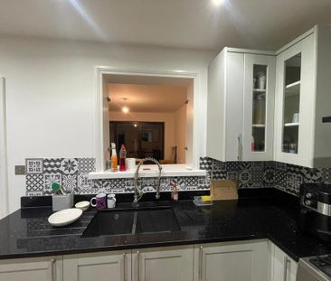 4 bedroom end of terrace house to rent - Photo 2